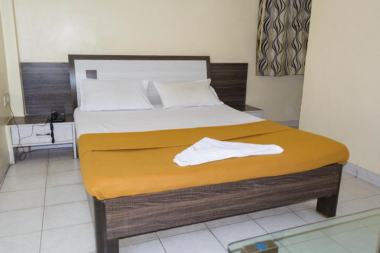 Hotel Mukesh Residency ปูเน่ ภายนอก รูปภาพ